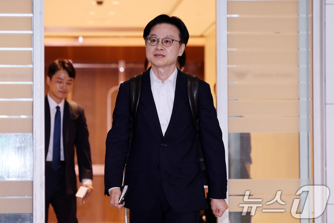 김정관 산업통상자원부 장관이 22일 인천국제공항 2터미널을 통해 미국 워싱턴 DC로 출국하고 있다.  2025.8.22/뉴스1 ⓒ News1 박지혜 기자