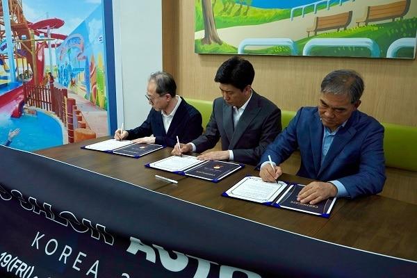 본문 이미지 - 왼쪽부터 카테크 유영준 대표, 창래 윤두영 대표, 서울메쎄 박병호 대표 / 사진=창래 제공