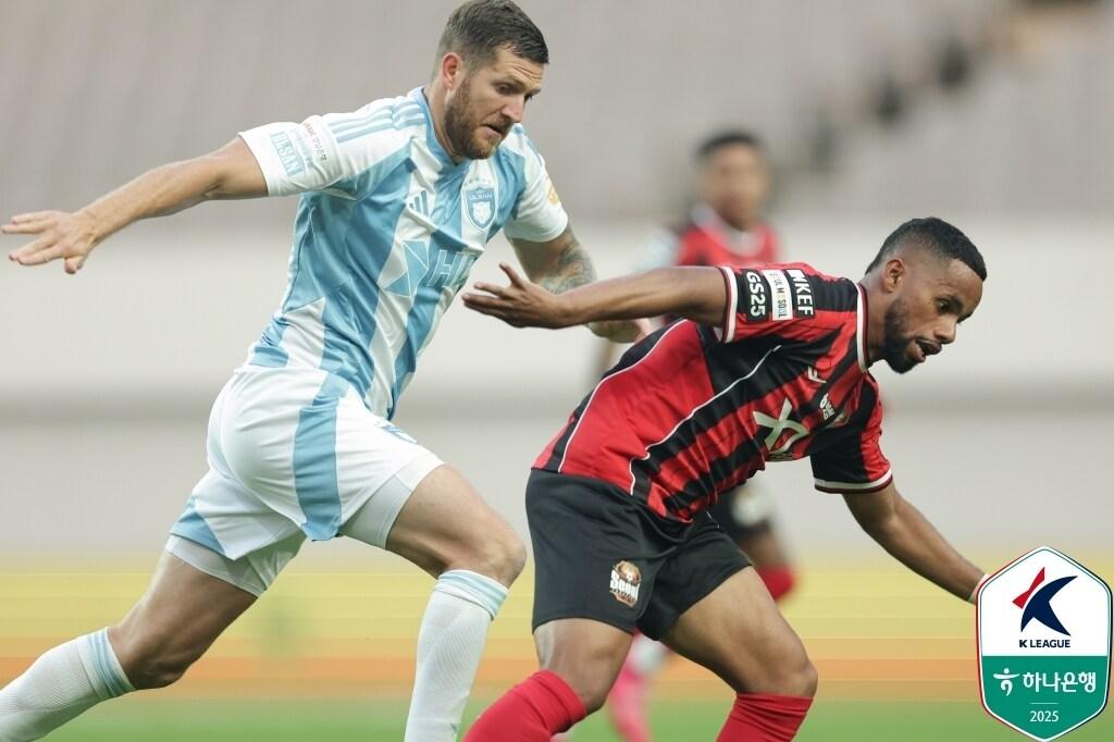 본문 이미지 - 우승후보로 꼽힌 서울과 울산이 좀처럼 치고 나가지 못하고 있다. 더 밀리면 곤란한 상황에서 맞대결을 펼친다. &#40;한국프로축구연맹 제공&#41;