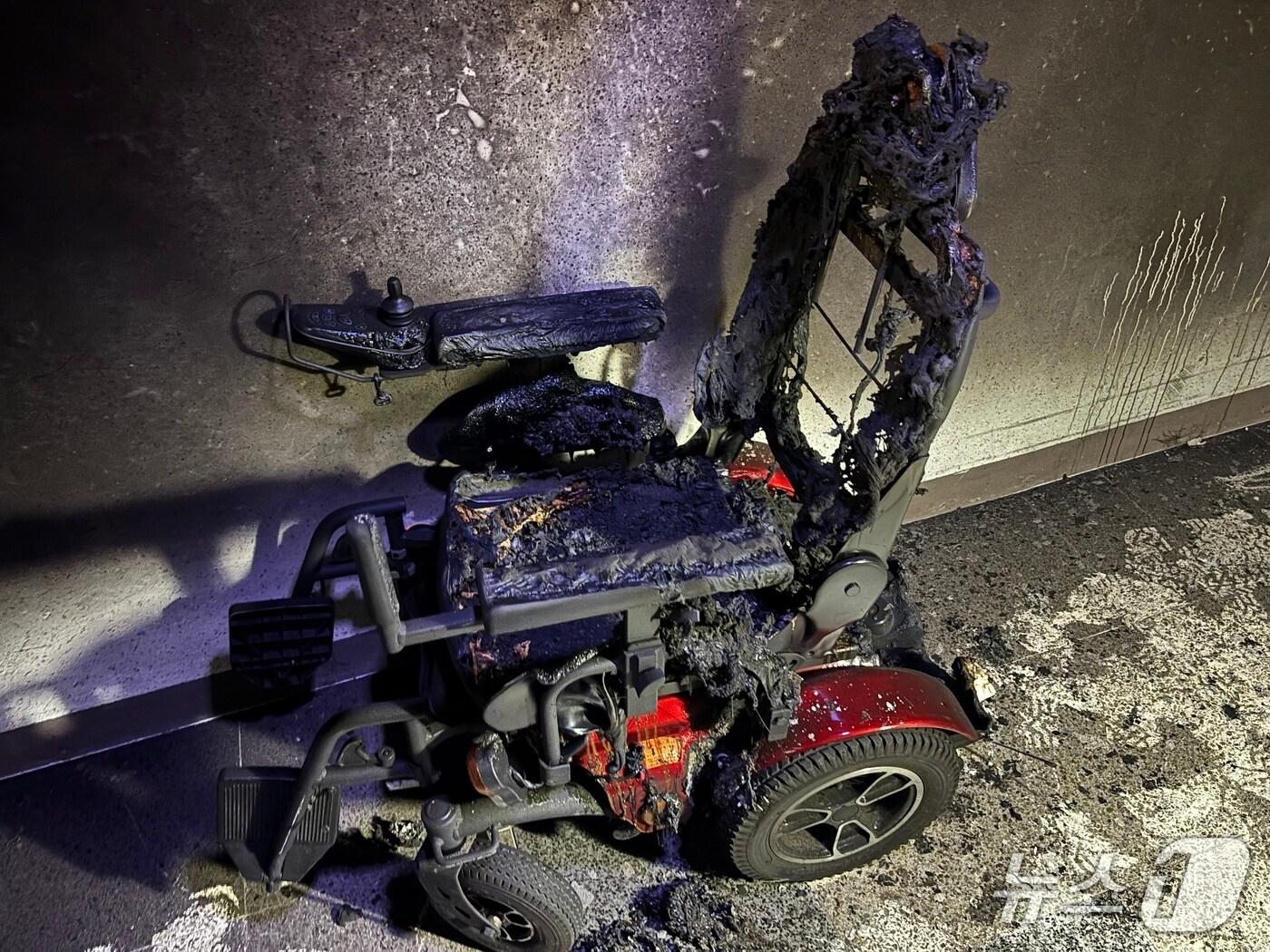 본문 이미지 - 불 탄 휠체어.(경남소방본부 제공. 재판매 및 DB금지)