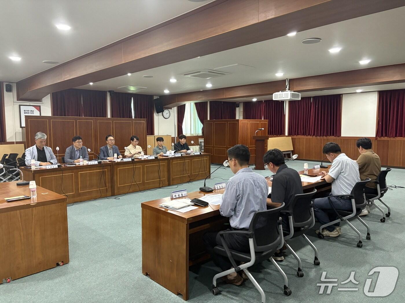 본문 이미지 - 광양만권경제자유구역청(청장 구충곤, 이하 광양경자청)이 '개발사업 긴급 안전점검 회의'를 열고 경도 진입도로 개설공사 등 주요 건설현장의 안전·보건관리 체계를 집중 점검했다(광양만권경제자유구역청 제공) 