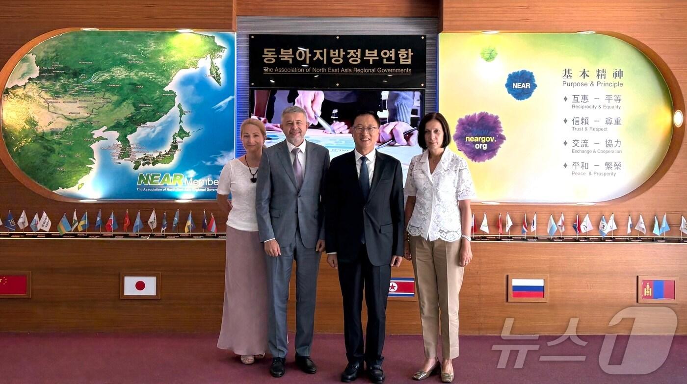 본문 이미지 - 경북도는 22일 임병진 동북아지방정부연합(NEAR) 사무총장과 사무국에서 지노비예프 게오르기 주한 러시아 대사와 두드니크 옥사나 주부산 러시아 총영사를 만나 지방정부 간 협력 방안을 논의했다.(경북도 제공, 재판매 및 DB 금지) ⓒ News1 김대벽기자