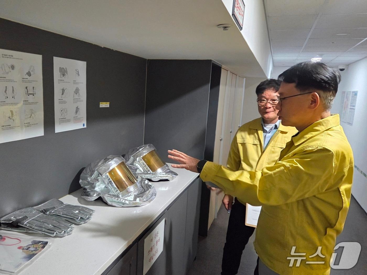 본문 이미지 - 윤두현 GKL 사장이 인명구조기구를 점검하고 있다.&#40;GKL 제공&#41;