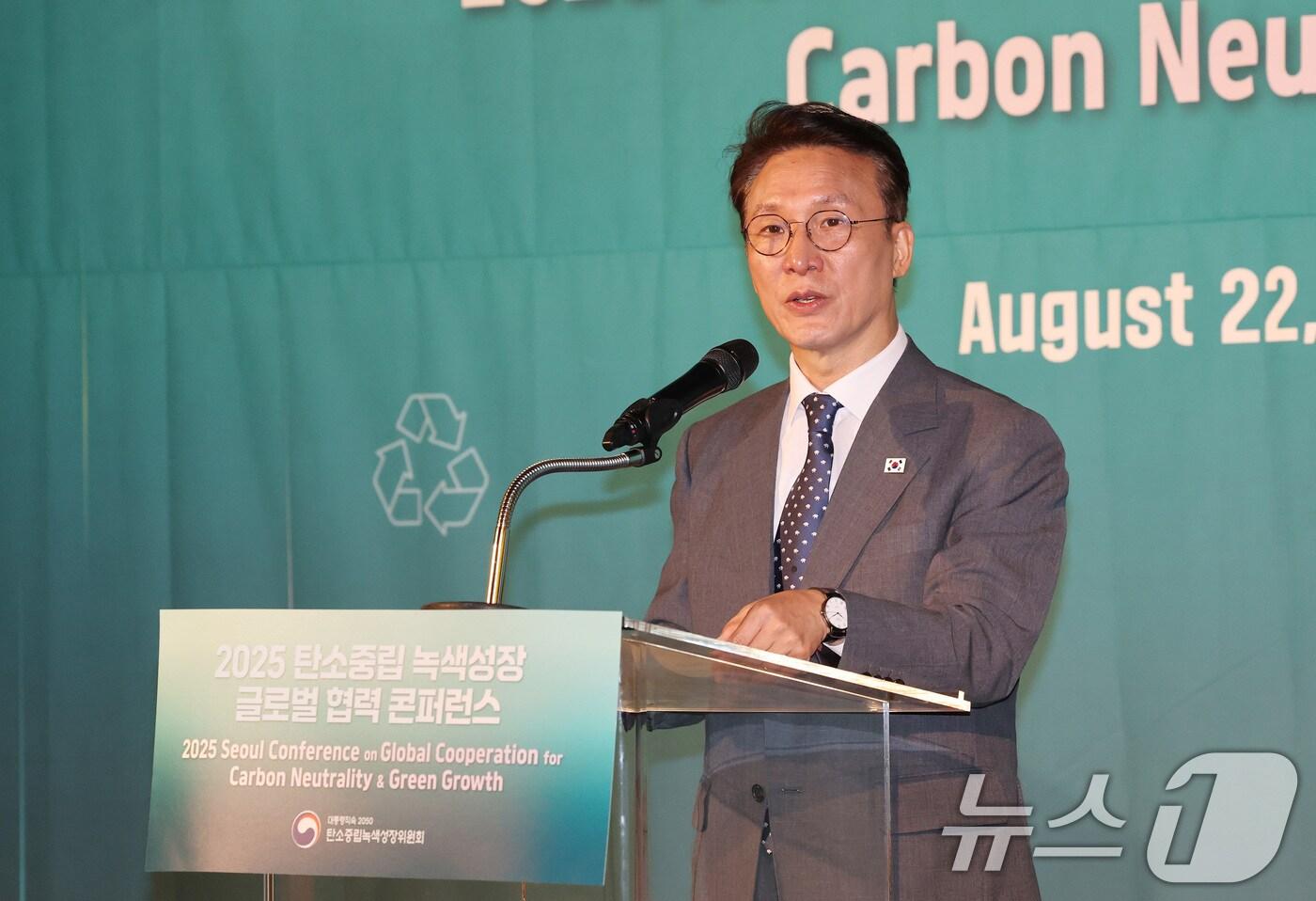김민석 국무총리가 22일 오전 서울 종로구 새문안로 포시즌스 호텔에서 열린 2025 탄소중립 녹색성장 글로벌 협력 콘퍼런스 개회식에서 개회사를 하고 있다. 2025.8.22/뉴스1 ⓒ News1 임세영 기자