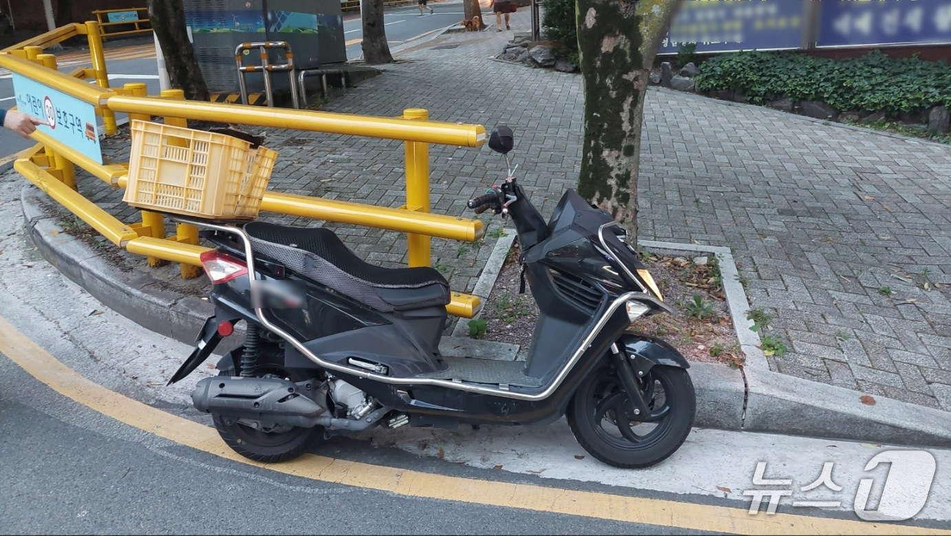 본문 이미지 - 21일 오후 부산 북구 금곡동 교통사고 오토바이.&#40;부산 북부경찰서 제공. 재판매 및 DB 금지&#41;