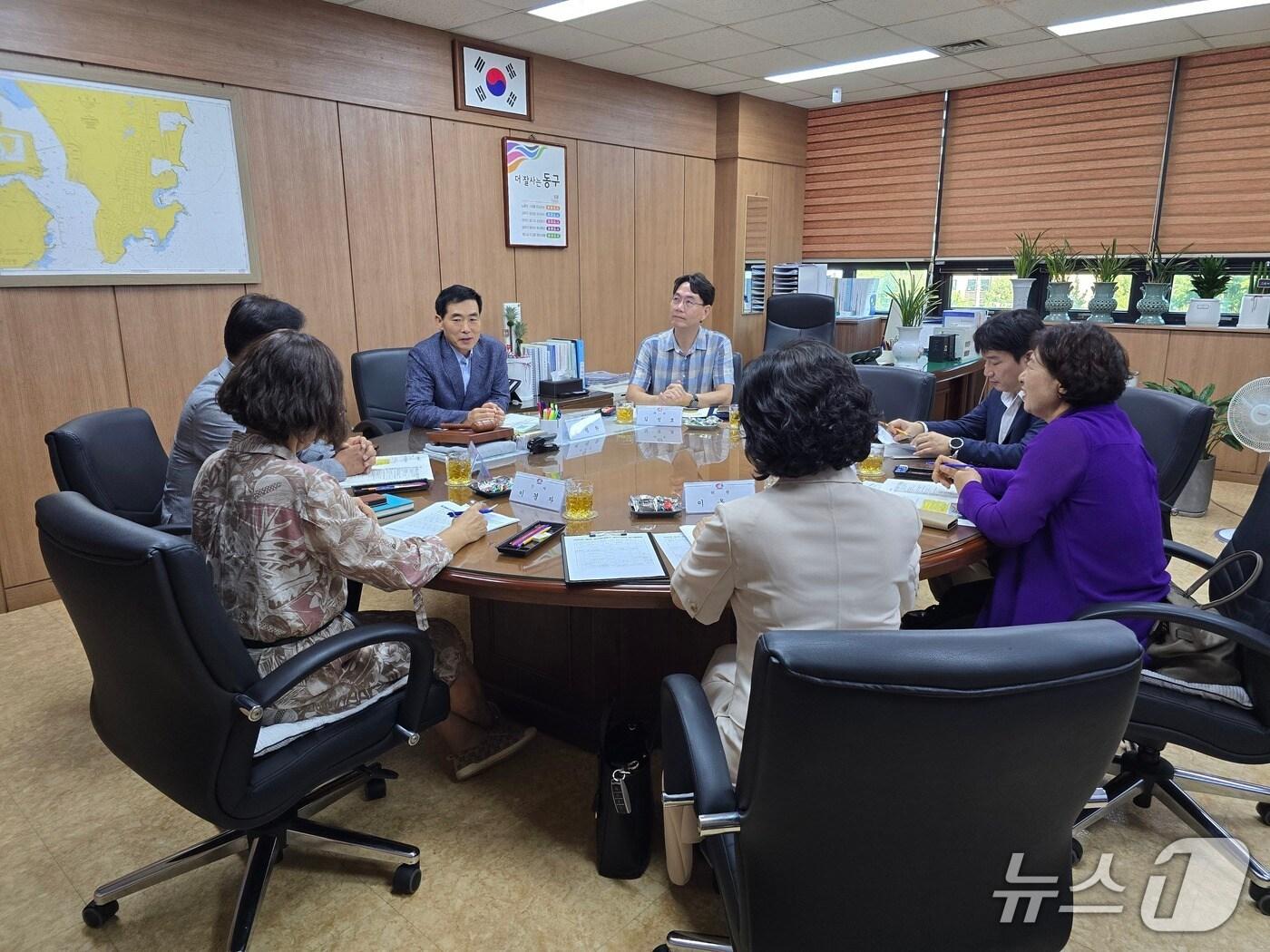 본문 이미지 - 울산 동구는 지난 21일 부구청장실에서 골목형상점가 심의위원회를 개최하고 동울산만세대 골목형상점가와 지웰시티자이상가 골목형상점가 지정 건을 가결했다고 22일 밝혔다.(울산 동구 제공. 재판매 및 DB금지)/뉴스1