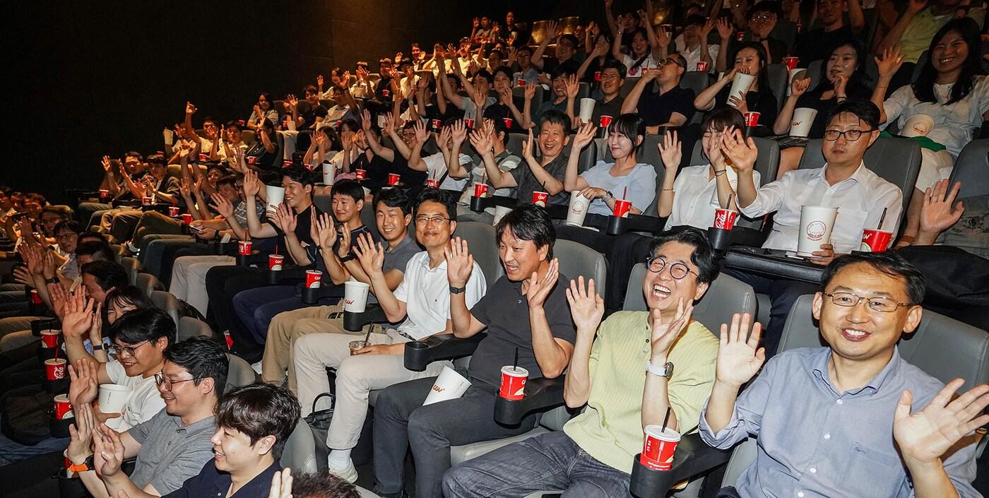 지난 20일 HS효성 임직원들이 용산 CGV에서 'F1 더무비'를 관람하기 전 기념촬영을 하고 있다(HS효성 제공). ⓒ 뉴스1