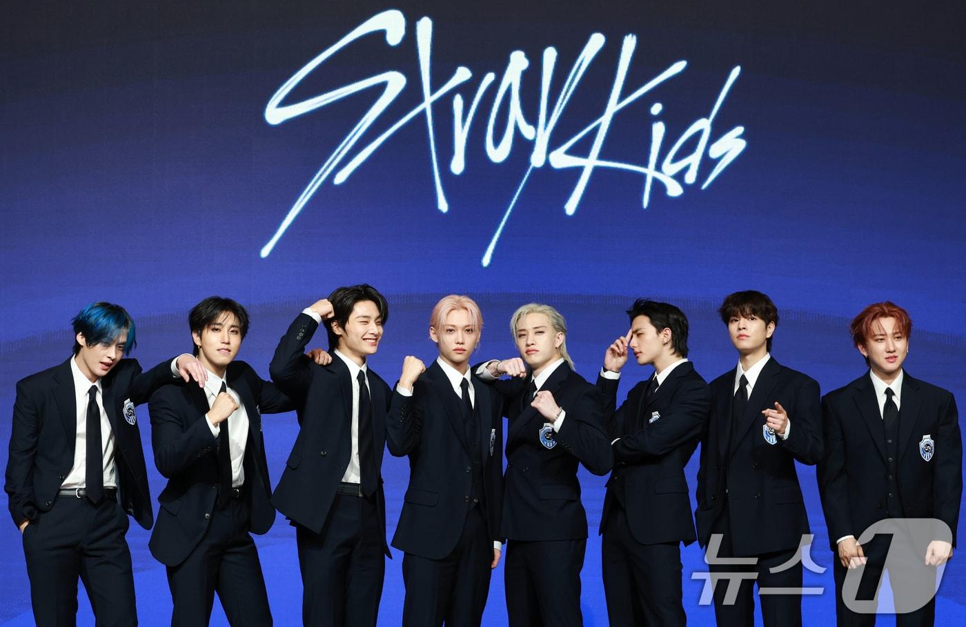 스트레이 키즈&#40;Stray Kids&#41; 리노&#40;왼쪽부터&#41;와 한, 아이엔, 필릭스, 방찬, 현진, 승민, 창빈이 22일 오전 서울 영등포구 콘래드호텔에서 열린 네 번째 정규 앨범 ‘KARMA’ 기자간담회에 참석해 포즈를 취하고 있다. 2025.8.22/뉴스1 ⓒ News1 권현진 기자