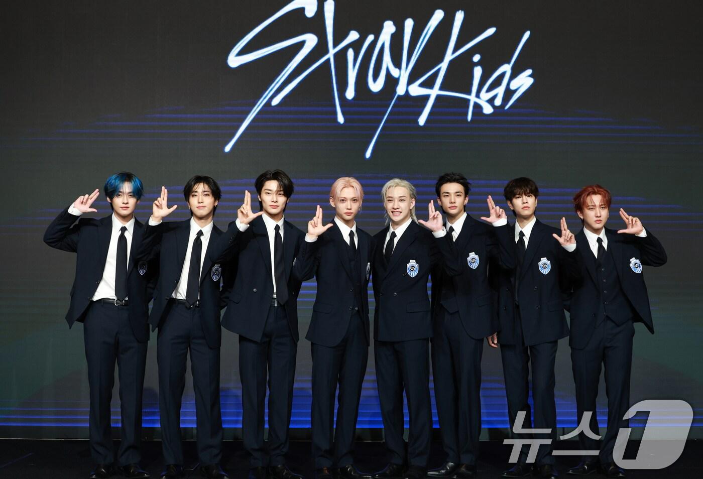 스트레이 키즈(Stray Kids) 리노(왼쪽부터)와 한, 아이엔, 필릭스, 방찬, 현진, 승민, 창빈이 22일 오전 서울 영등포구 콘래드호텔에서 열린 네 번째 정규 앨범 ‘KARMA’ 기자간담회에 참석해 포즈를 취하고 있다. 2025.8.22/뉴스1 ⓒ News1 권현진 기자