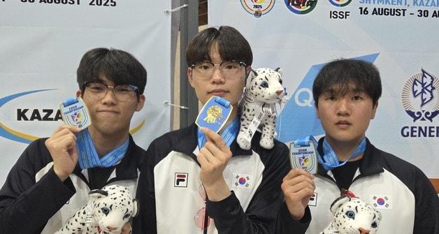 본문 이미지 - 청주대학교 사격부 김두연(오른쪽)이 아시아사격선수권대회 남자10m공기권총 단체전에서 금메달을 획득한 뒤 김강현(가운데), 송승호와 기념사진을 촬영하고 있다.(청주대 제공. 재판매 및 DB금지)/뉴스1