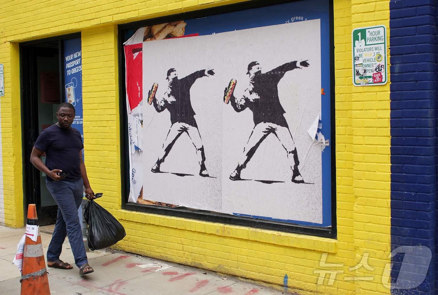 미국 워싱턴DC 곳곳에 뱅크시 스타일의 '샌드위치 가이' 포스터가 붙어있다. 2025.8.21 ⓒ AFP=뉴스1 ⓒ News1 김경민 기자