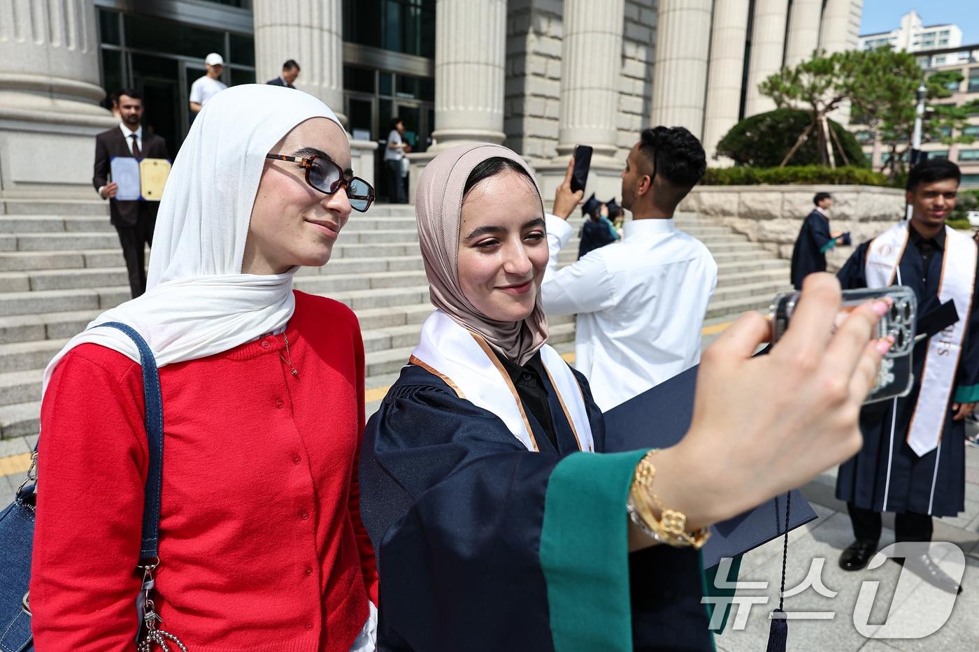8월22일 서울 동대문구 한국외국어대학교에서 열린 '2025 후기 학위수여식'에서 외국인 유학생 졸업생이 기념촬영을 하고 있다. 2025.8.22/뉴스1 ⓒ News1 김도우 기자