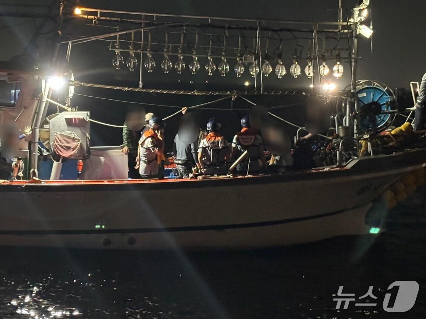 본문 이미지 - 제주해상에서 낚시어선 선장이 갑자기 쓰러지는사고가 발생했다.(제주해양경찰서 제공. 재판매 및 DB 금지)/뉴스1 