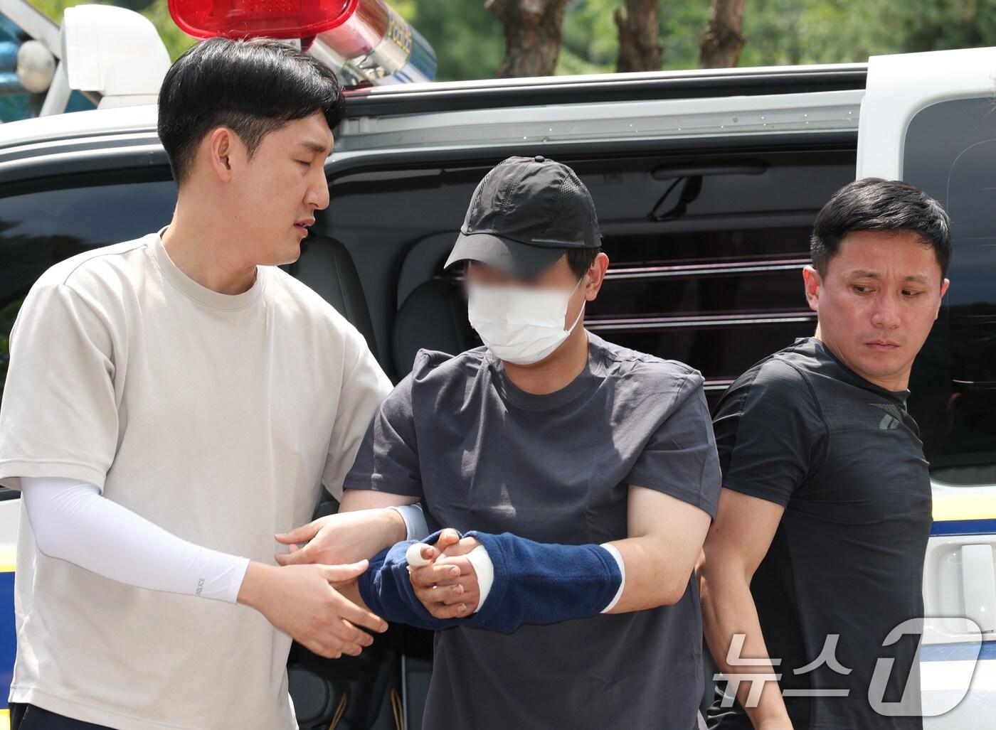 본문 이미지 - 22일 오후 경기 용인시 기흥구 용인서부경찰서로 지인을 살해하고 도주한 30대 남성 A 씨가 압송되고 있다. 2025.8.22/뉴스1 ⓒ News1 김영운 기자