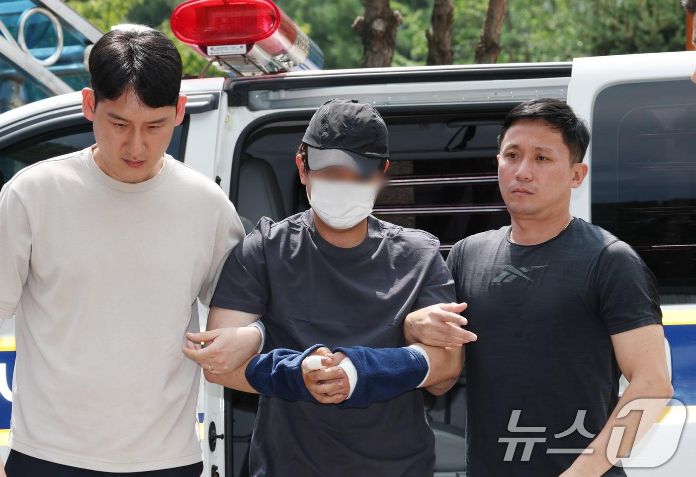 22일 오후 경기 용인시 기흥구 용인서부경찰서로 지인을 살해하고 도주한 30대 남성 A 씨가 압송되고 있다.2025.8.22/뉴스1 ⓒ News1 김영운 기자