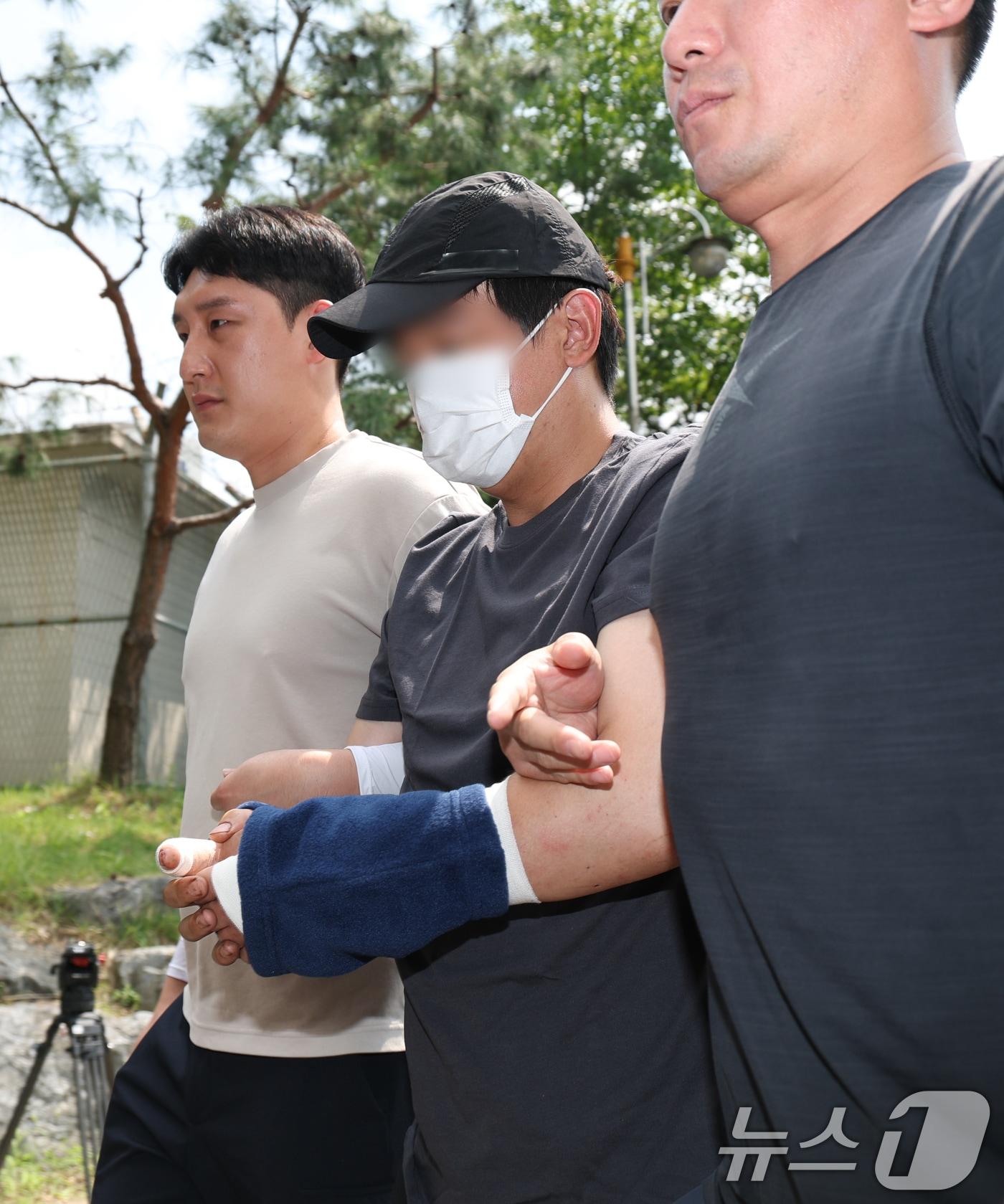 본문 이미지 - 22일 오후 경기 용인시 기흥구 용인서부경찰서로 지인을 살해하고 도주한 30대 남성 A 씨가 압송되고 있다. A 씨는 전날&#40;21일&#41; 오전 2시 40∼50분께 용인시 수지구 한 오피스텔 지하 주차장에서 지인인 30대 여성 B씨를 미리 준비한 흉기로 여러 차례 찔러 살해한 후 도주한 혐의를 받고 있다. /뉴스1 ⓒ News1 김영운 기자