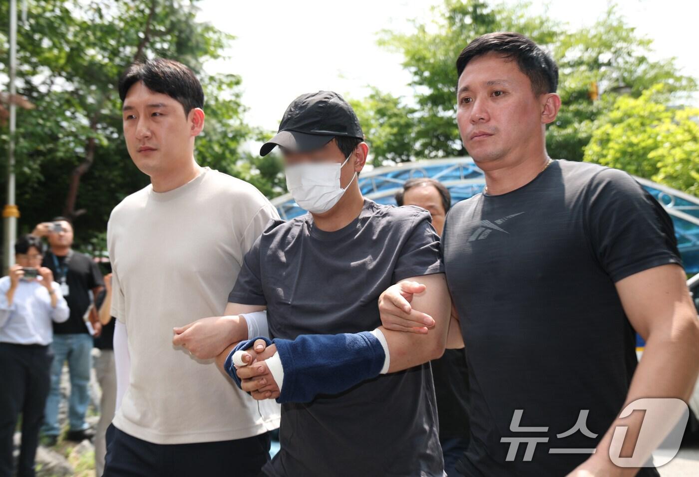 22일 오후 경기 용인시 기흥구 용인서부경찰서로 지인을 살해하고 도주한 30대 남성 A 씨가 압송되고 있다. A 씨는 전날&#40;21일&#41; 오전 2시 40∼50분께 용인시 수지구 한 오피스텔 지하 주차장에서 지인인 30대 여성 B씨를 미리 준비한 흉기로 여러 차례 찔러 살해한 후 도주한 혐의를 받고 있다. 2025.8.22/뉴스1 ⓒ News1 김영운 기자