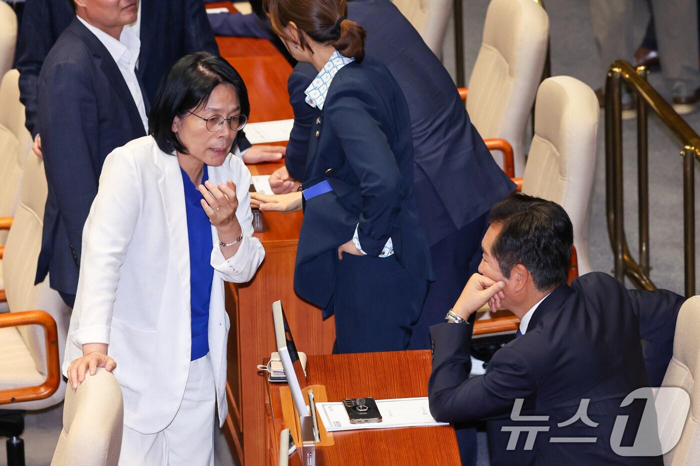 더불어민주당 소속 최민희 국회 과학기술정보방송통신위원장(왼쪽)과 정청래 민주당 대표. ⓒ News1 안은나 기자