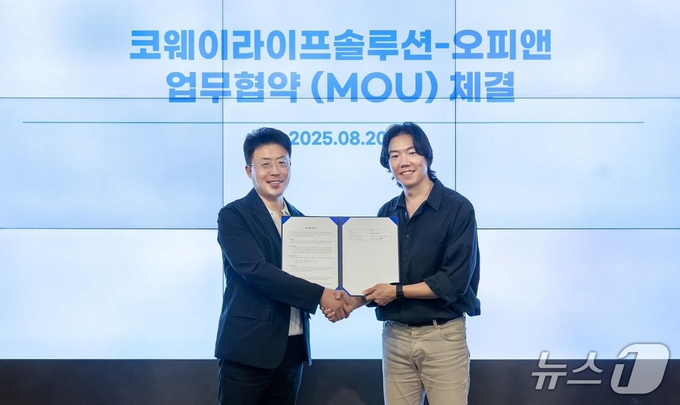 지난 20일 서울 구로구 지타워 코웨이라이프솔루션 본사에서 진행된 업무협약식에서 김명곤 코웨이라이프솔루션 대표이사(왼쪽)와 오종관 오픈닥터 대표이사(오른쪽)가 기념 촬영을 하고 있다.(코웨이 제공)