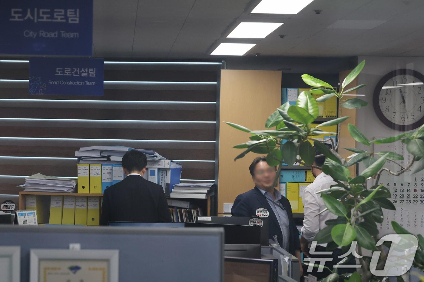 본문 이미지 - 김건희 여사의 각종 의혹을 수사 중인 민중기 특별검사팀이 22일 경기 양평군청에서 양평 고속도로 종점 노선 변경 의혹 사건 등과 관련해 압수수색을 하고 있다. 특검팀은 언론 공지를 통해 양평군청 등 10여 곳에 대한 압수수색을 실시하고 있다고 밝혔다. 2025.8.22 ⓒ 뉴스1 장수영 기자