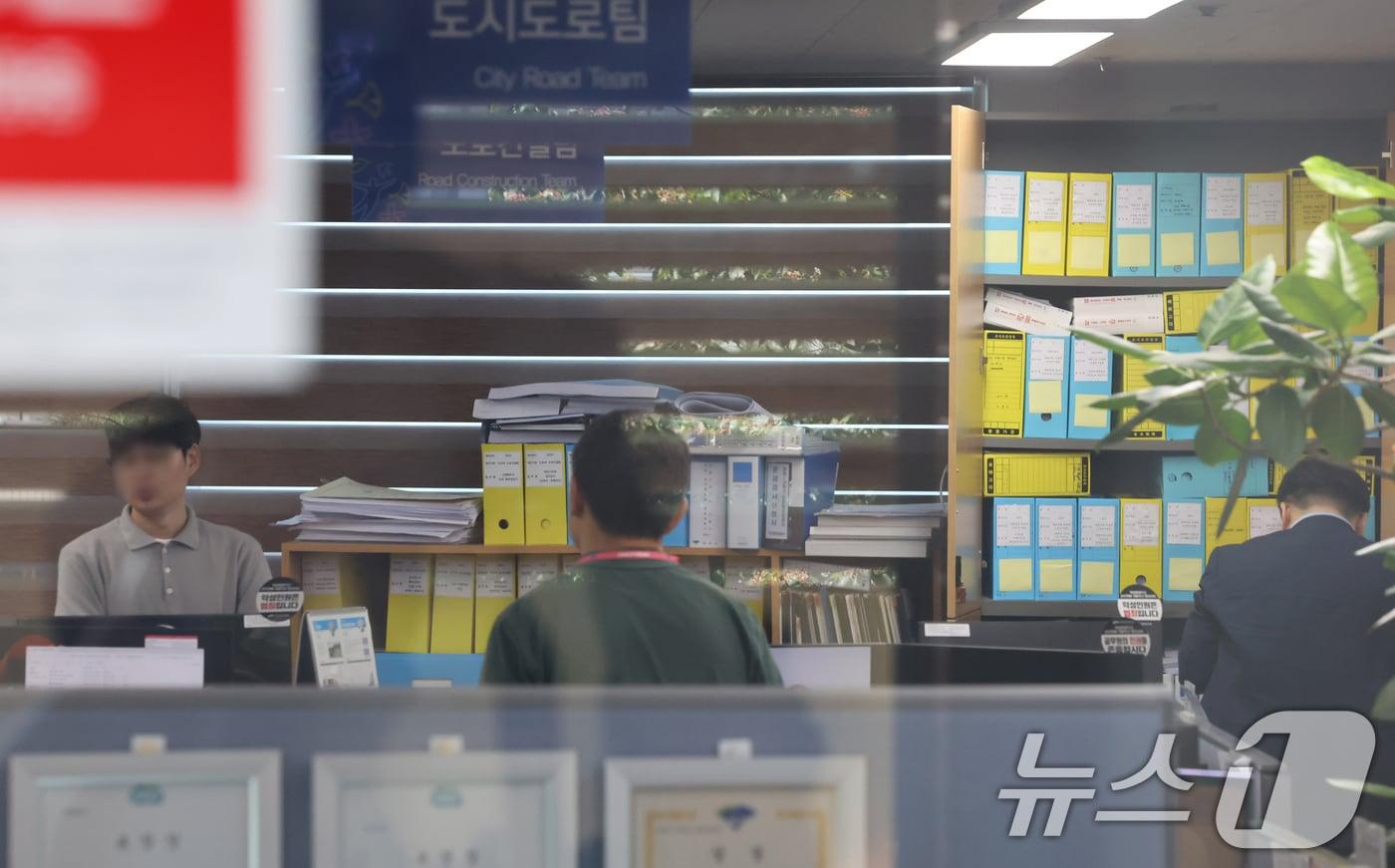 김건희 여사의 각종 의혹을 수사 중인 민중기 특별검사팀이 22일 경기 양평군청에서 양평 고속도로 종점 노선 변경 의혹 사건 등과 관련해 압수수색을 하고 있다.   2025.8.22/뉴스1 ⓒ News1 장수영 기자