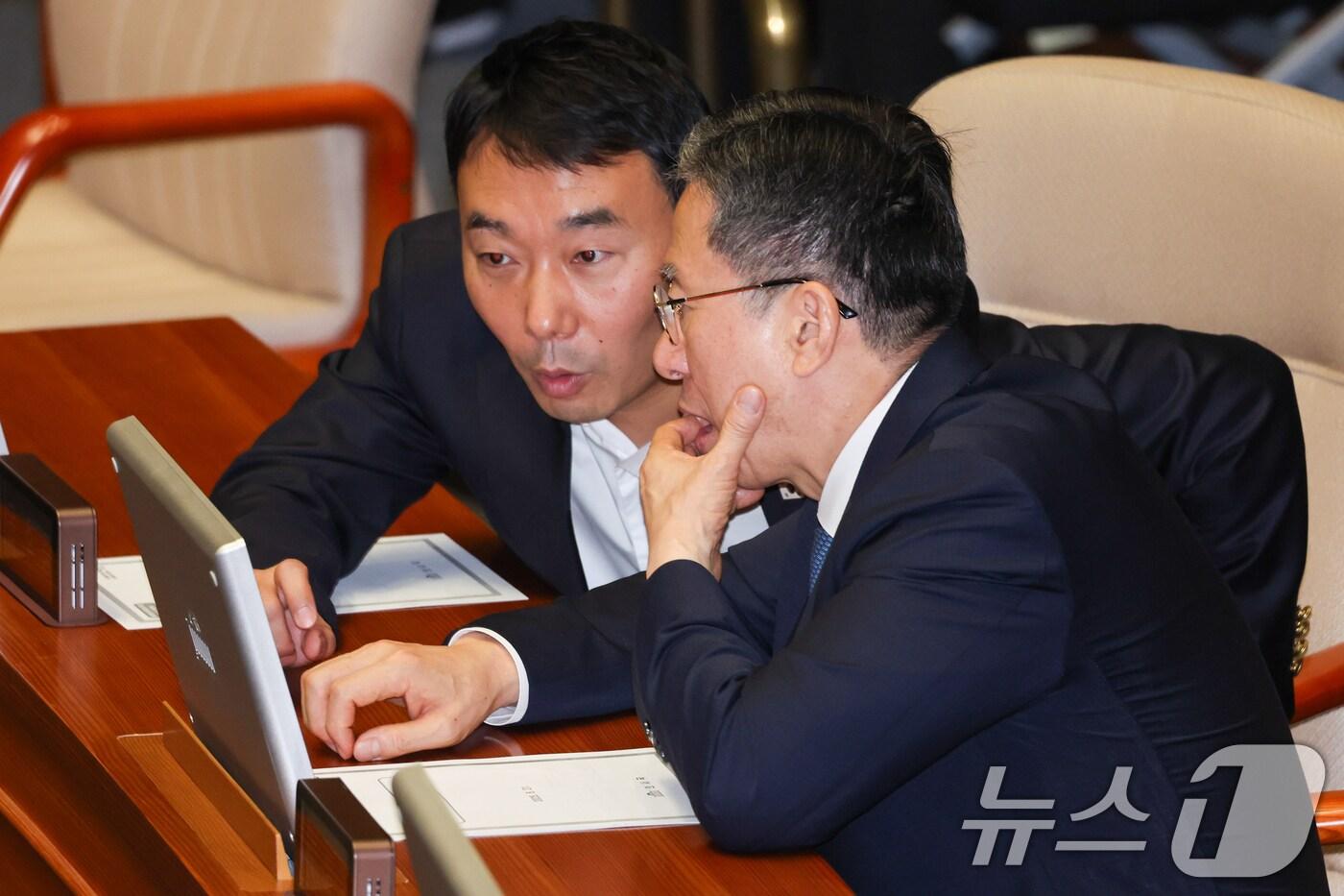 정성호 법무부 장관이 지난 22일 오전 서울 여의도 국회 본회의장에서 김용민 더불어민주당 의원과 대화하고 있다. 2025.8.22/뉴스1 ⓒ News1 안은나 기자