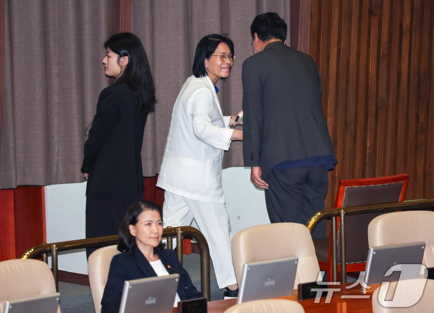 본문 이미지 - 2025년 8월 22일 최민희 국회 과학기술정보방송통신위원장이 서울 여의도 국회 본회의장에서 한국교육방송공사법(EBS법) 개정안에 대한 무제한토론 종결동의의 건 무기명 투표를 한 뒤 밝은 표정을 짓고 있다. 왼쪽 아래 국무위원석은 이진숙 방송통신위원장. 2025.8.22 ⓒ 뉴스1 안은나 기자