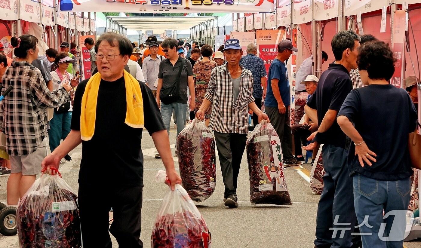 2024년 괴산고추축제 때 고추 판매장 모습.(괴산군 제공)/뉴스1
