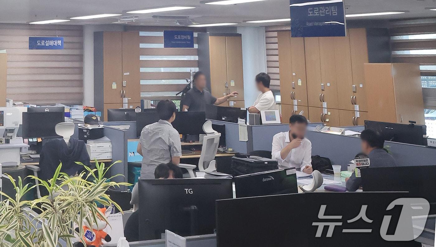 김건희 여사의 각종 의혹을 수사 중인 민중기 특별검사팀이 지난 22일 경기 양평군청에서 양평 고속도로 종점 노선 변경 의혹 사건 등과 관련해 압수수색을 하고 있다. 특검팀은 언론 공지를 통해 양평군청 등 10여 곳에 대한 압수수색을 실시하고 있다고 밝혔다. 2025.8.22/뉴스1 ⓒ News1 장수영 기자