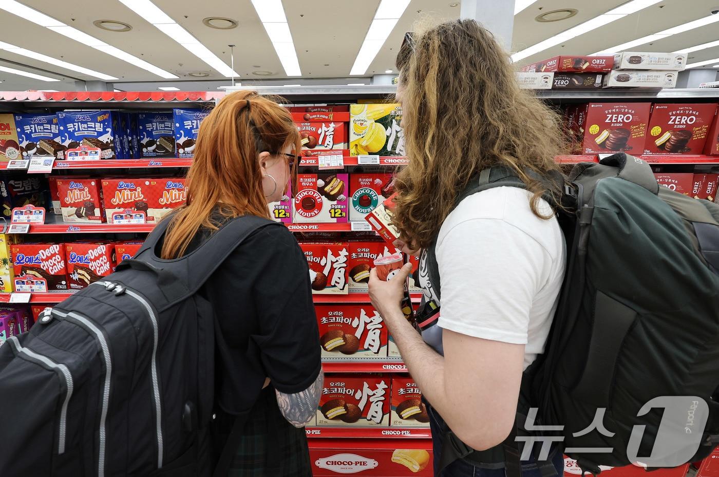  서울의 한 대형마트 과자코너를 찾은 외국인 관광객 모습. ⓒ News1 박지혜 기자