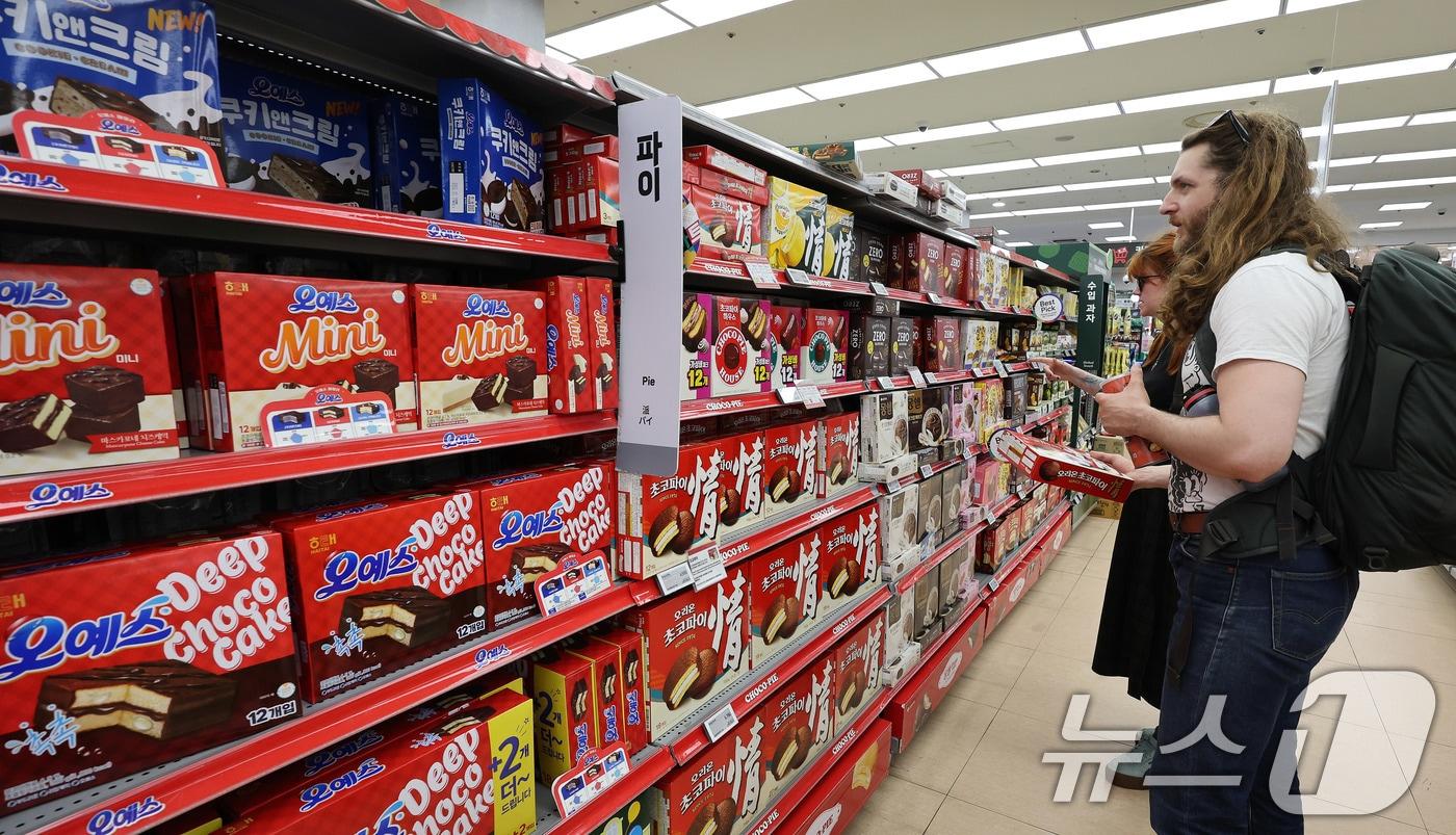 서울의 한 대형마트 과자코너를 찾은 외국인 관광객 모습. /뉴스1 ⓒ News1