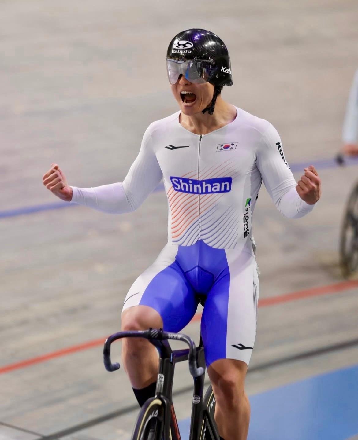 본문 이미지 - 최태호가 22일&#40;한국시간&#41; 네덜란드에서 열린 세계트랙주니어선수권 남자 경륜 개인전에서 금메달을 획득한 뒤 기뻐하고 있다. &#40;세계사이클연맹 제공&#41;