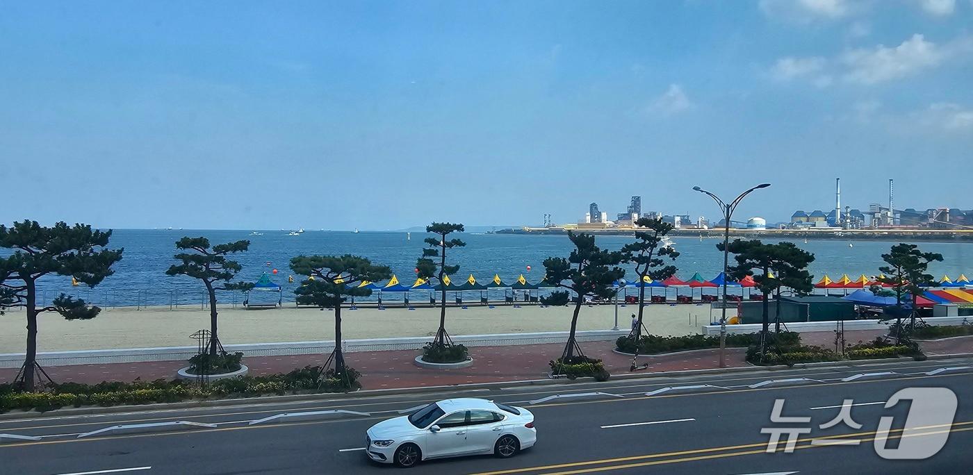 22일 오후 백사장 복원을 마치고 18년 만에 재개장한 포항송도해수욕장에 피서객이 없어 한산한 모습이다.,2025.8.22/뉴스1  