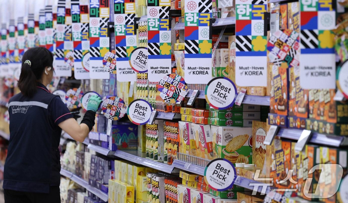  서울의 한 대형마트에서 직원이 과자를 진열하고 있다. 2025.8.22/뉴스1 ⓒ News1 박지혜 기자