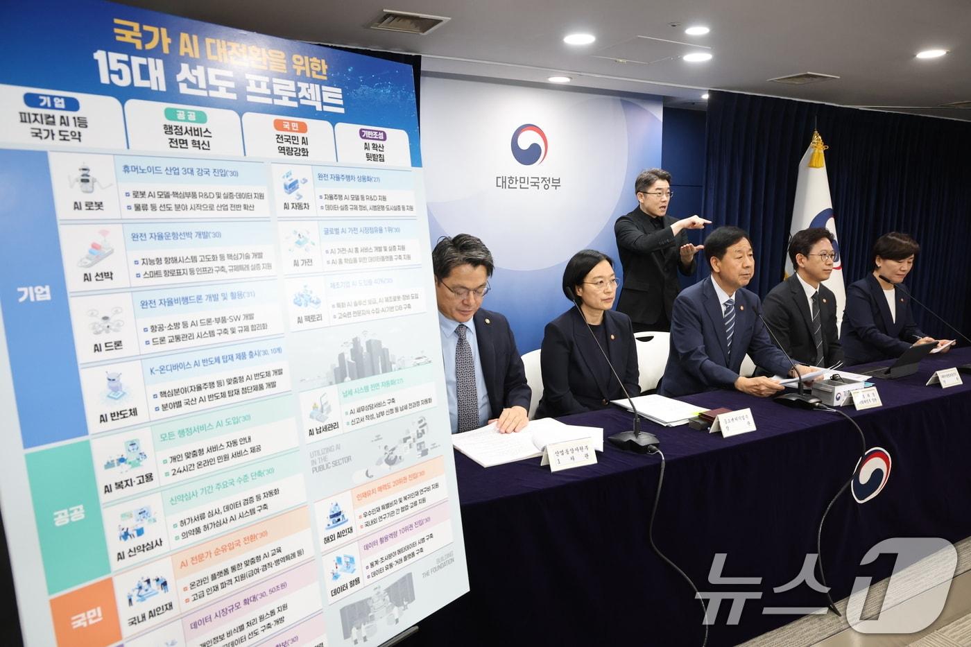 구윤철 경제부총리 겸 기획재정부 장관이 22일 오후 서울 종로구 정부서울청사에서 새정부 경제성장전략 관계부처 합동 브리핑을 하고 있다. 왼쪽에서 두 번째가 한성숙 중기부 장관. 2025.8.22/뉴스1 ⓒ News1 임세영 기자