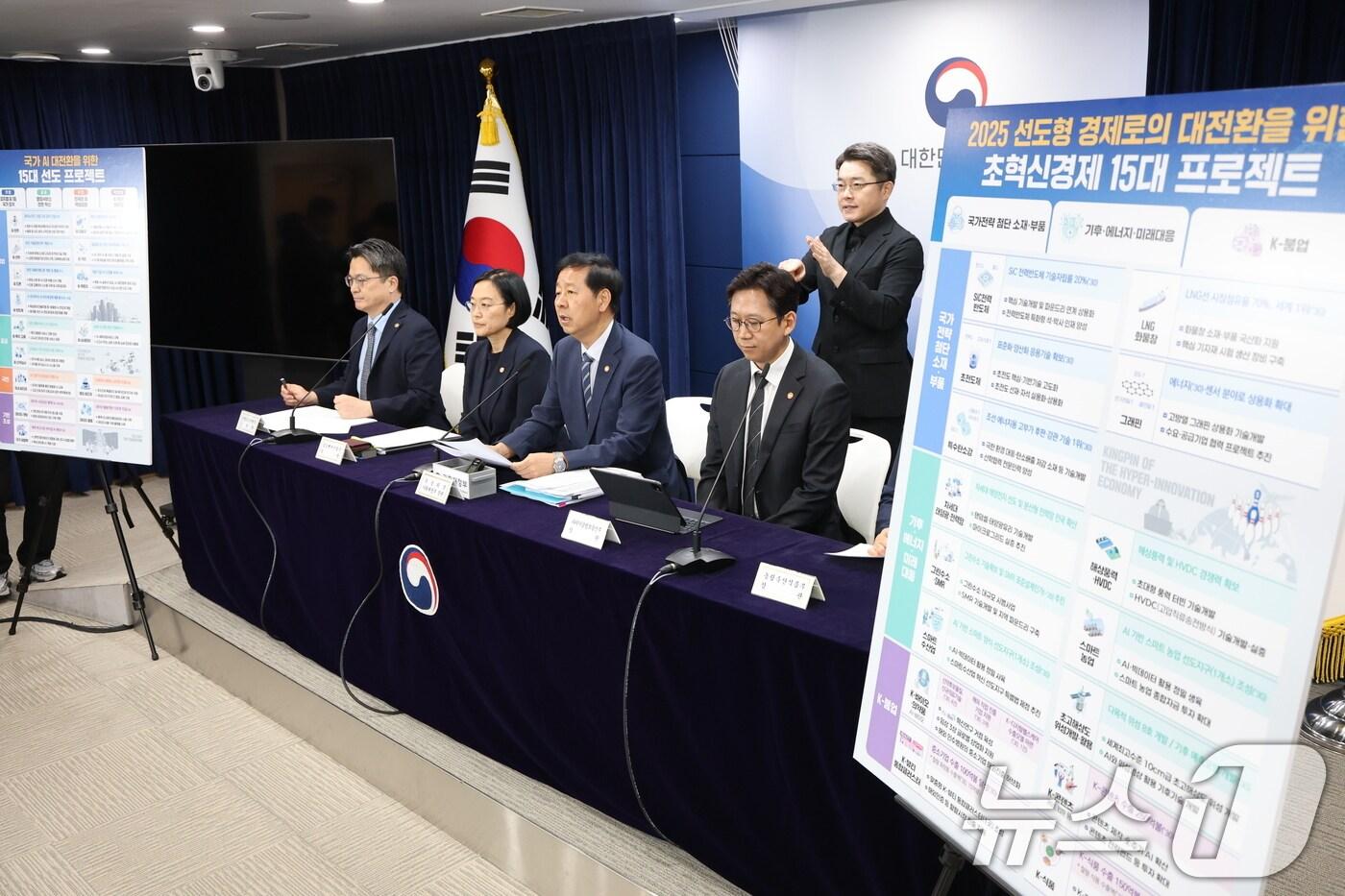 구윤철 경제부총리 겸 기획재정부 장관이 22일 오후 서울 종로구 정부서울청사에서 새정부 경제성장전략 관계부처 합동 브리핑을 하고 있다. 왼쪽부터 문신학 산업통상자원부 1차관, 한성숙 중소벤처기업부 장관, 구윤철 부총리, 배경훈 과학기술정보통신부 장관, 송미령 농림축산식품부 장관. 2025.8.22/뉴스1 ⓒ News1 임세영 기자