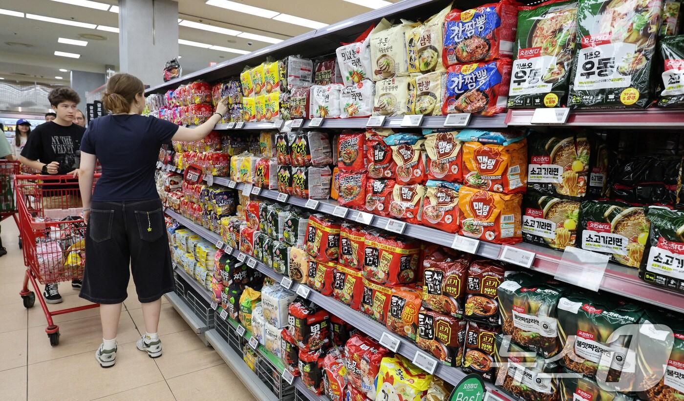 서울의 한 대형마트 라면코너를 찾은 외국인 관광객 모습. /뉴스1 ⓒ News1 