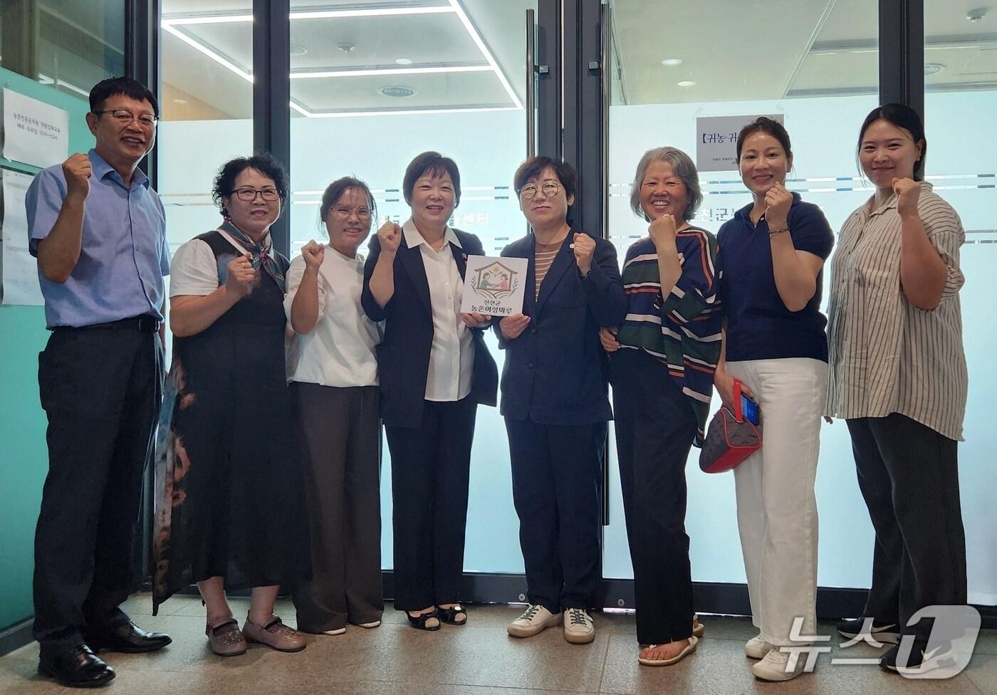 충북 진천군은 농업기술센터에 농업인 정보 공유 공간 '농촌 여성 마루'를 개설하고 현판식을 했다.(진천군 제공)/뉴스1