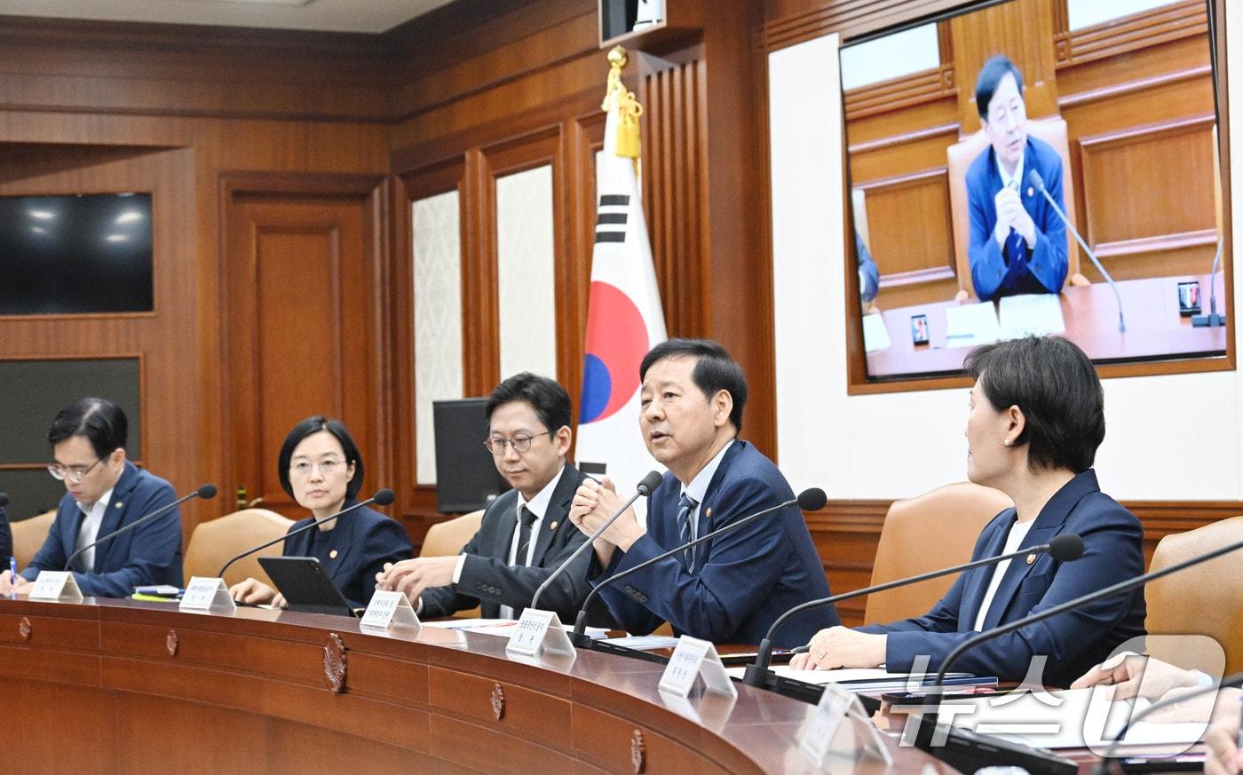구윤철 경제부총리 겸 기획재정부 장관이 22일 서울 종로구 정부서울청사에서 열린 &#39;경제관계장관회의&#39;를 주재하고 있다. &#40;기획재정부 제공. 재판매 및 DB 금지&#41; 2025.8.22/뉴스1