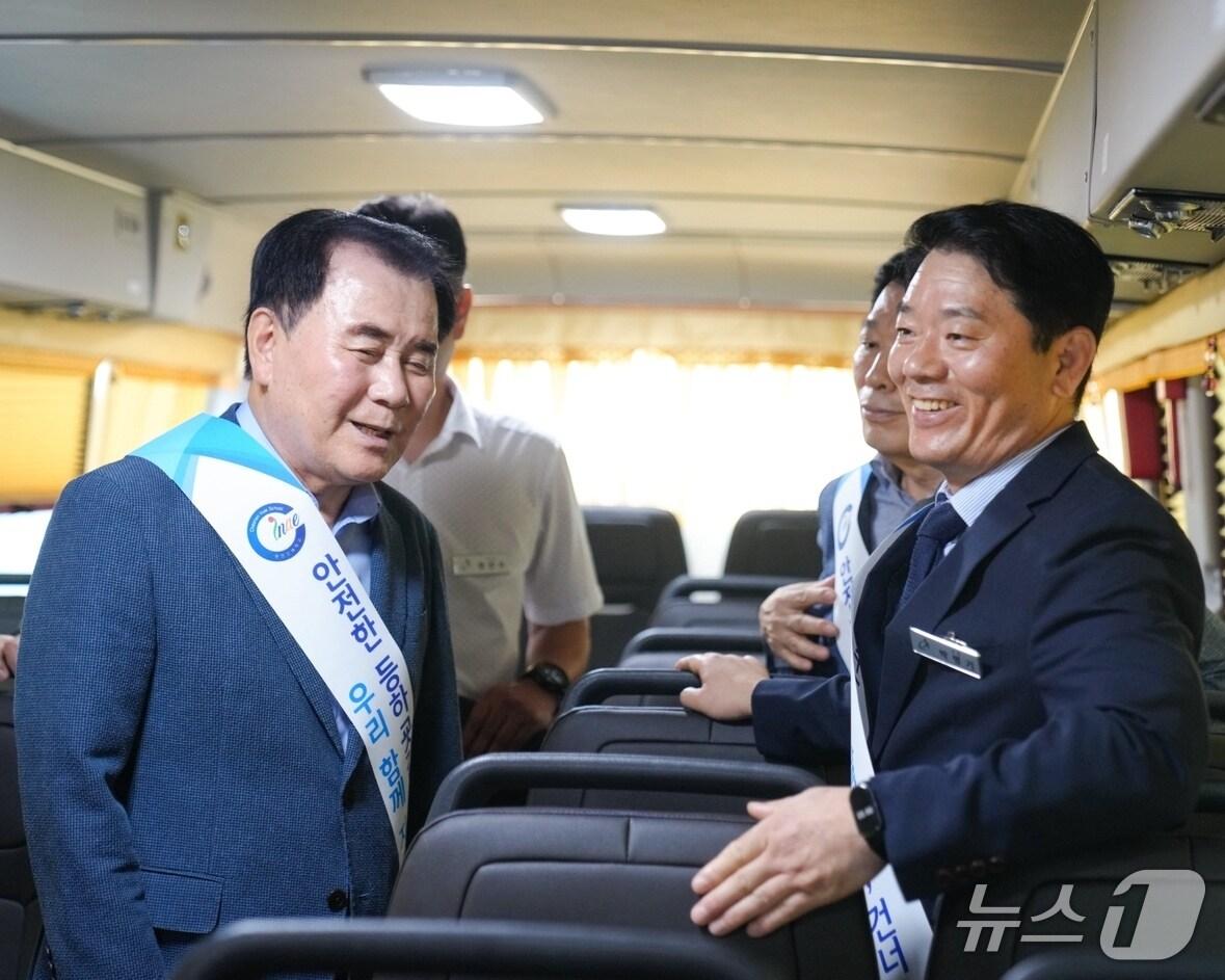 본문 이미지 - 김지철 충남교육감이 22일 수소전기버스를 둘러보고 있다. (충남교육청 제공, 재판매 및 DB금지) / 뉴스1 