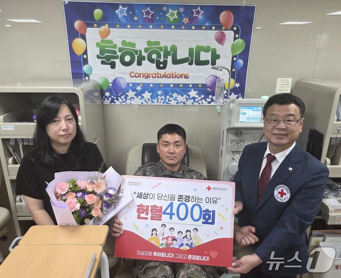본문 이미지 - 육군 39보병사단 김성수 중령이 21일 헌혈의집 창원센터에서 400차례 헌혈을 달성한 후 기념촬영을 하고 있다.(대한적십자사 경남혈액원 제공. 재판매 및 DB금지)