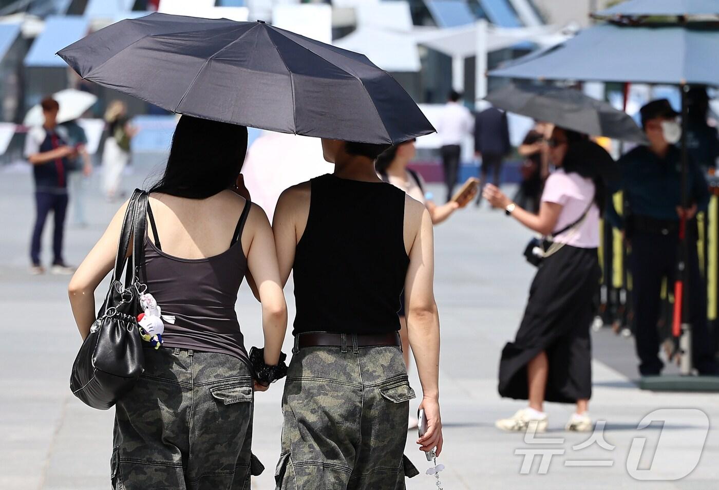 시민들이 양산을 쓰고 길을 지나고 있다.(사진은 기사 내용과 무관함) / 뉴스1 ⓒ News1