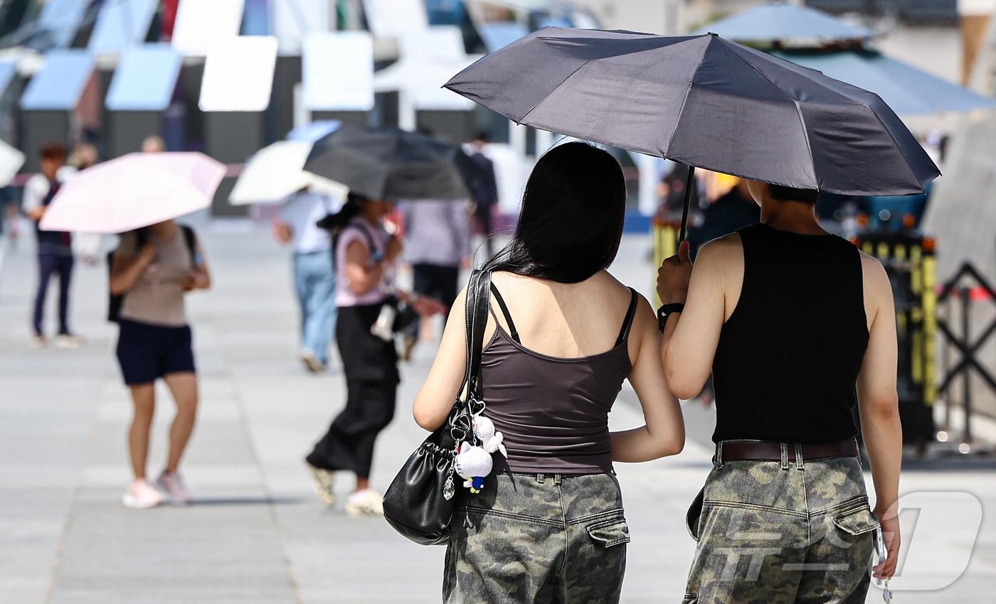 절기상 처서를 하루 앞두고 폭염이 찾아온 22일 서울 종로구 광화문광장에서 시민들이 양산을 쓰고 길을 지나고 있다. 2025.8.22/뉴스1 ⓒ News1 김도우 기자