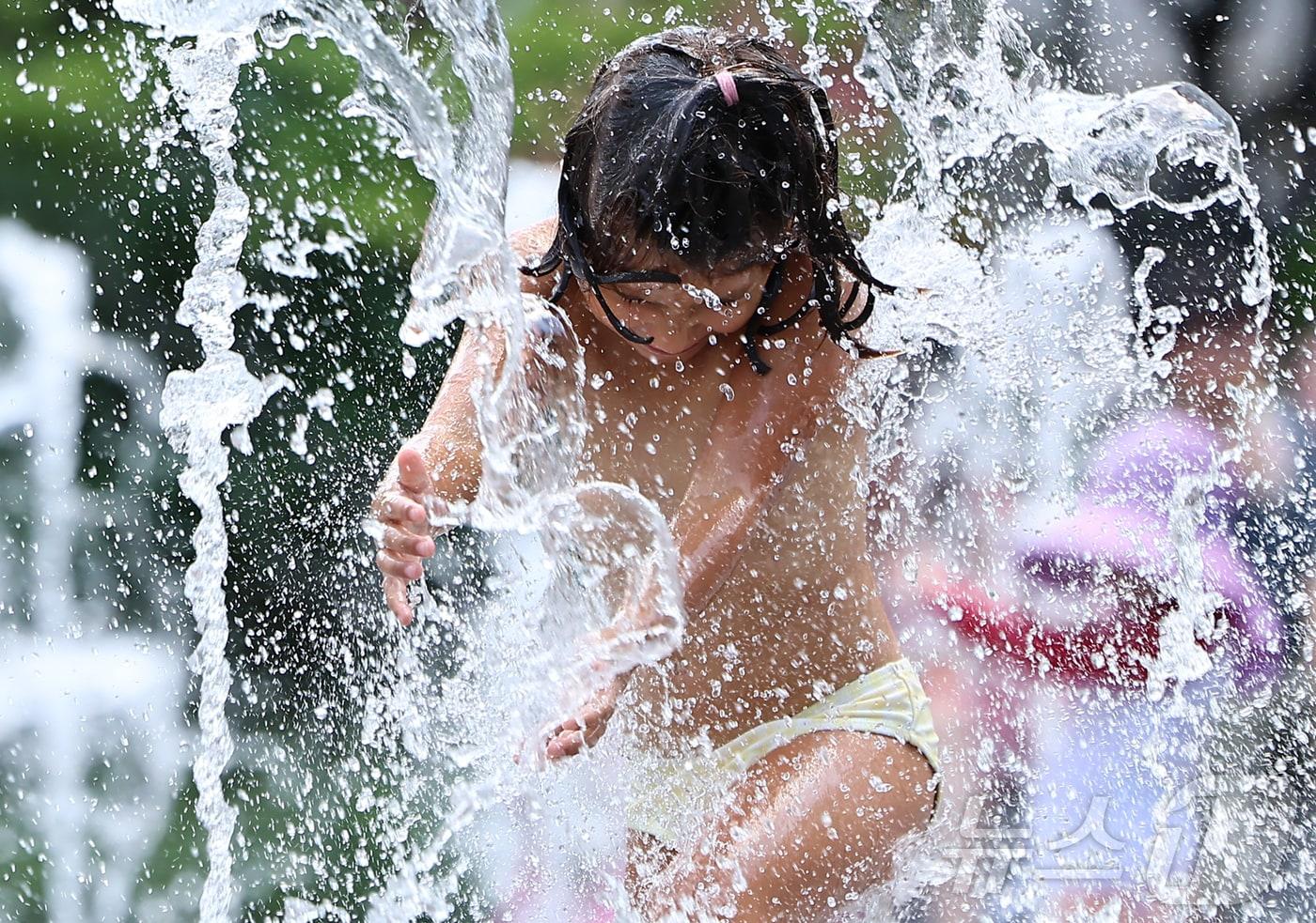 절기상 처서를 하루 앞두고 폭염이 찾아온 22일 바닥분수에서 어린이들이 물놀이를 하며 더위를 식히고 있다. 2025.8.22/뉴스1 ⓒ News1 김도우 기자