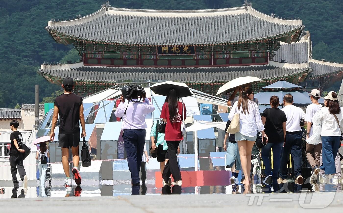 절기상 처서를 하루 앞두고 폭염이 찾아온 22일 서울 종로구 광화문광장에 아지랑이가 피어 오르고 있다. 2025.8.22/뉴스1 ⓒ News1 김도우 기자