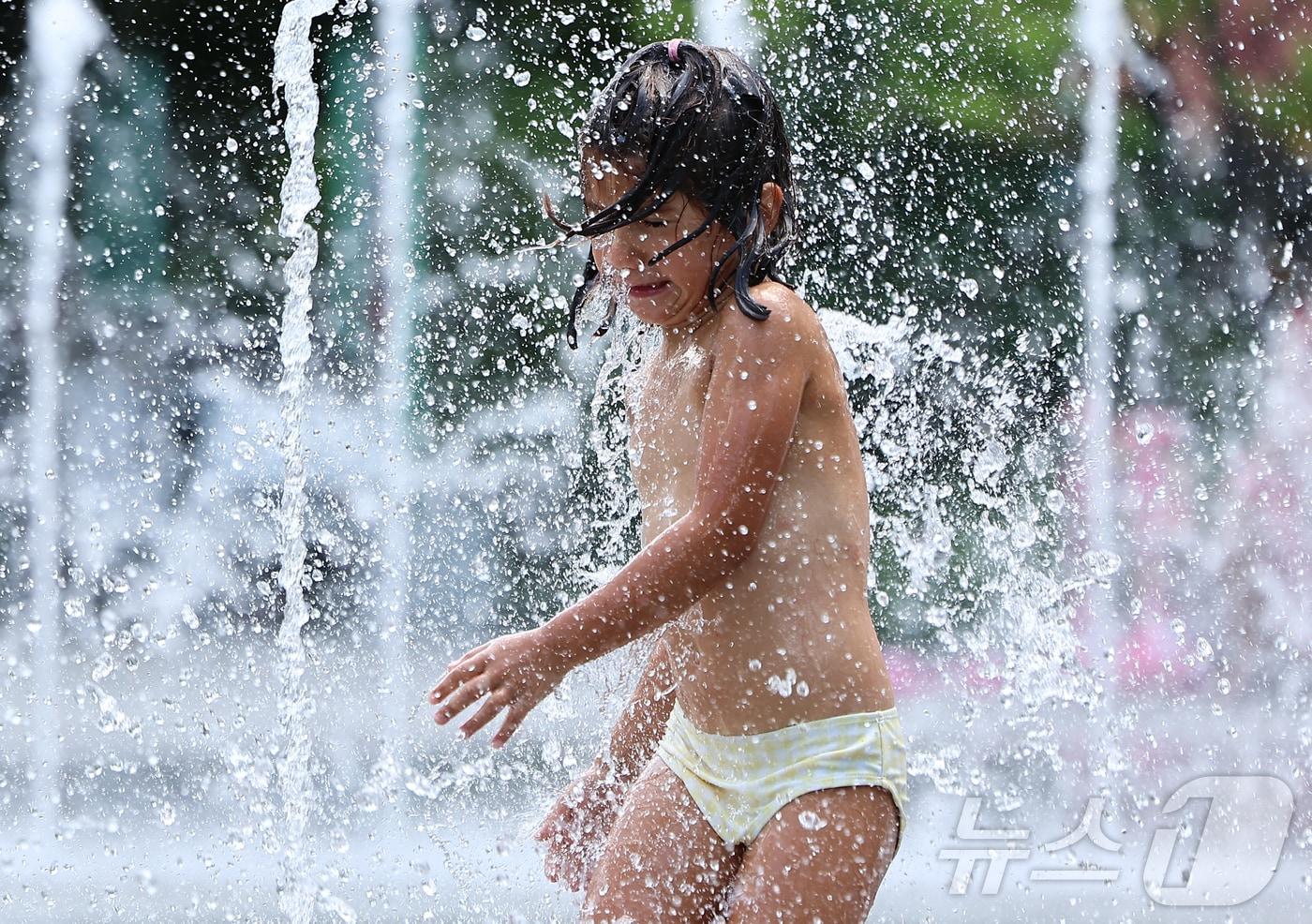 절기상 처서를 하루 앞두고 폭염이 찾아온 22일 서울 종로구 광화문광장 바닥분수에서 어린이들이 물놀이를 하며 더위를 식히고 있다. 2025.8.22/뉴스1 ⓒ News1 김도우 기자