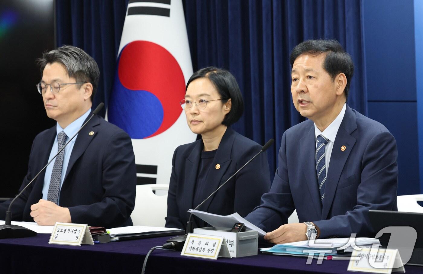 구윤철 경제부총리 겸 기획재정부 장관이 22일 오후 서울 종로구 정부서울청사에서 열린 새정부 경제성장전략 관계부처 합동 브리핑에서 국가 AI 대전환을 위한 15대 선도 프로젝트를 발표하고 있다. 왼쪽부터 문신학 산업통상자원부 1차관, 한성숙 중소벤처기업부 장관, 구윤철 부총리. 2025.8.22/뉴스1 ⓒ News1 임세영 기자