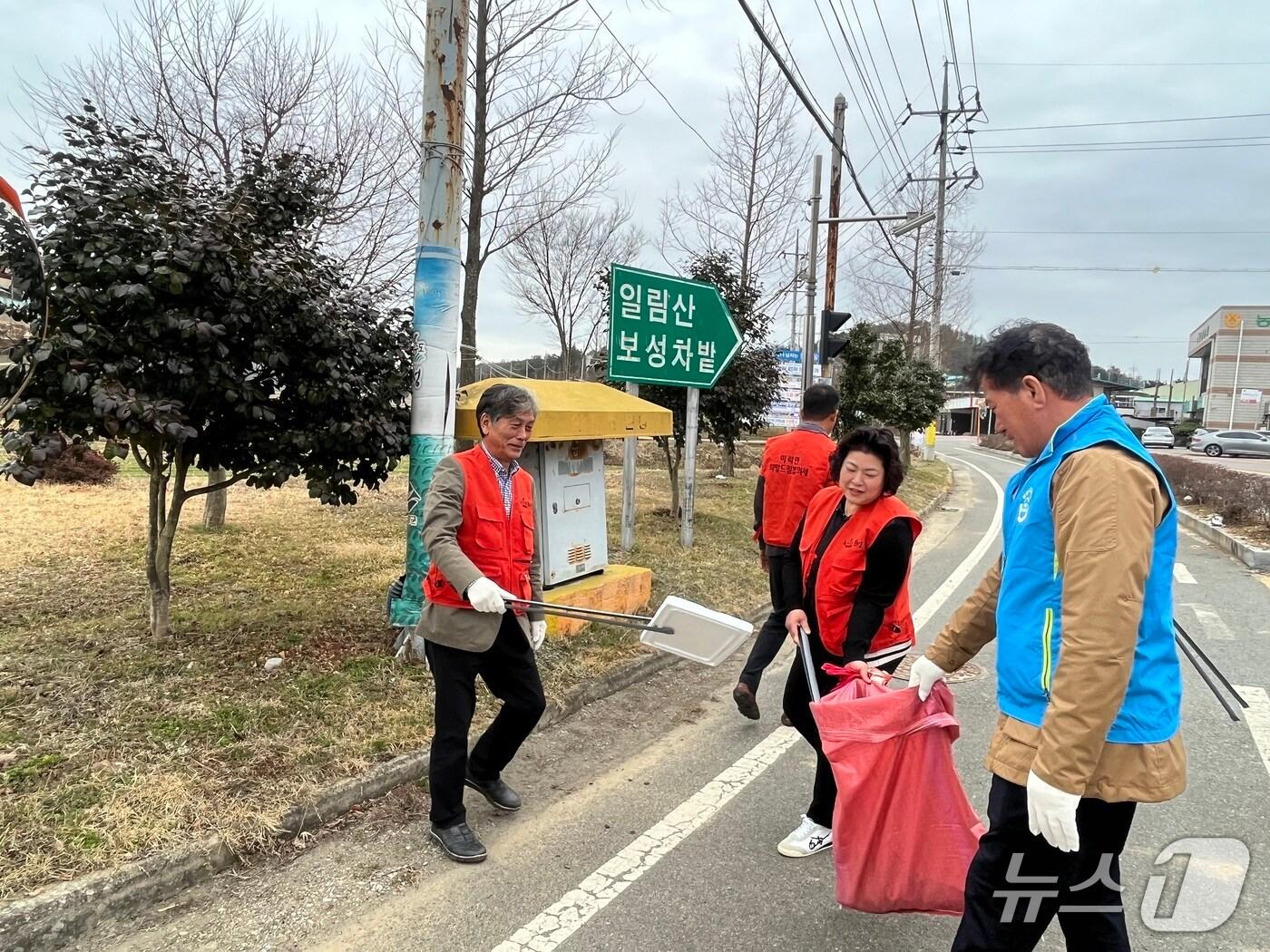 본문 이미지 - 보성군민들이 다시 뛰는 '클린600'  깨끗한 농촌 환경을 만들기 위해 쓰레기를 줍고 있다.(보성군 제공) 