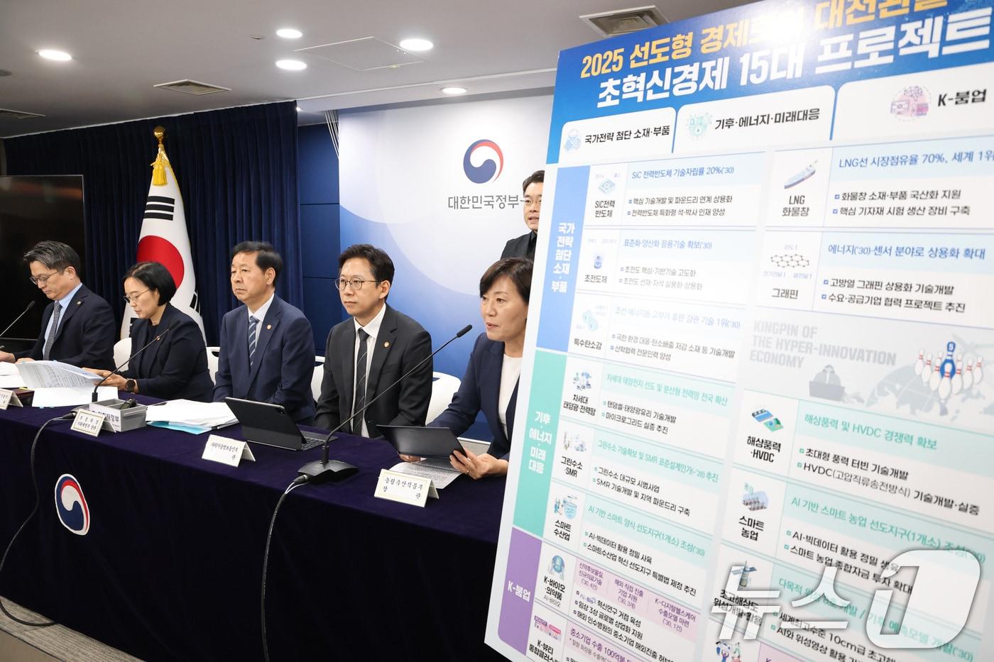 구윤철 경제부총리 겸 기획재정부 장관이 22일 오후 서울 종로구 정부서울청사에서 열린 새정부 경제성장전략 관계부처 합동 브리핑에서 국가 AI 대전환을 위한 15대 선도 프로젝트를 발표하고 있다. 왼쪽부터 한성숙 중소벤처기업부 장관, 구윤철 부총리, 배경훈 과학기술정보통신부 장관, 송미령 농림축산식품부 장관. 2025.8.22/뉴스1 ⓒ News1 임세영 기자