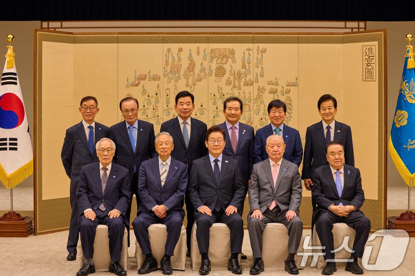 본문 이미지 - 이재명 대통령이 지난 21일 서울 용산 대통령실 청사에서 열린 더불어민주당 상임고문단 오찬 간담회에서 참석자들과 함께 기념촬영을 하고 있다. (이재명 대통령 SNS. 재판매 및 DB 금지) 2025.8.22 ⓒ 뉴스1 허경 기자